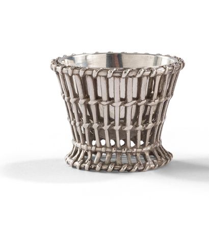 null PARIS 1780 - 1781
Silver egg cup, model known as "à vannerie" with mobile cup,...