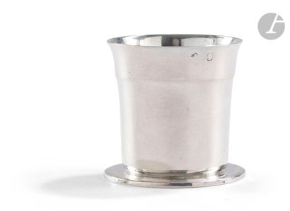 null PARIS CIRCA 1930
Silver egg cup of plain model resting on a flat base.
Minerva...