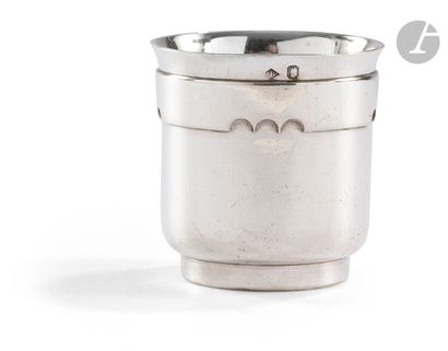 null PARIS CIRCA 1940
Plain silver cup decorated under the neck of a band of three...
