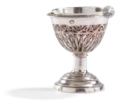 null PARIS 1809 - 1819
Silver egg cup resting on a pedestal in gradation. The receptacle...