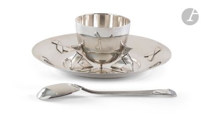 null PARIS CIRCA 1920 - 1930
Egg cup, its plate and its spoon in plain silver. The...