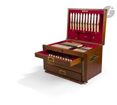 ENGLAND 20th CENTURY
In its oak chest opening...