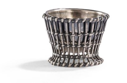 null PARIS 1773 - 1774
Silver egg cup, model known as "à vannerie" and with mobile...