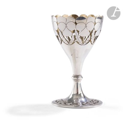 null WORK OF ORIGIN INDEPENDENCE TO 1900
Silver egg cup posed on a pedestal openwork...