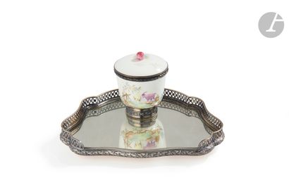 null PARIS Beginning of the XXth CENTURY
Desk inkwell in silver, partly vermeiled,...