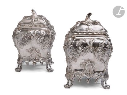 null LONDON 1766 and 1767
Two silver tea boxes forming a pair standing on four feet...