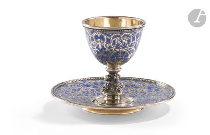 null FRANCE 1842 - 1848
Silver egg cup enamelled blue resting on a frame. It rests...