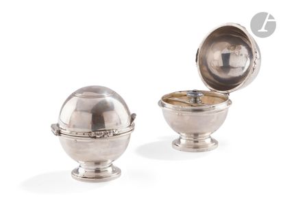 null BOIN TABURET
A pair of pepper mills featuring two soap balls in imitation of...