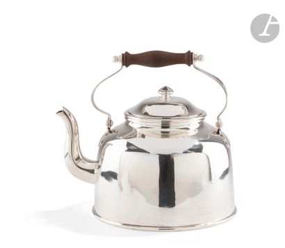 null PARIS 1922 - 1928
Important silver kettle, with a capacity of five liters. The...