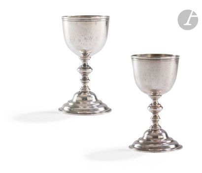 null PROVINCE XVIIIth CENTURY
Pair of egg cups in plain silver. The round base, in...