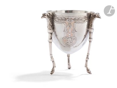 null FRANCE MID 19th CENTURY
Silver tripod egg cup. The feet ended by an eagle head...