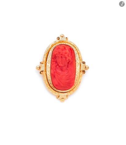 null Elément de broche en or 18K (750), ornée d’un camée corail sculpté du portrait...