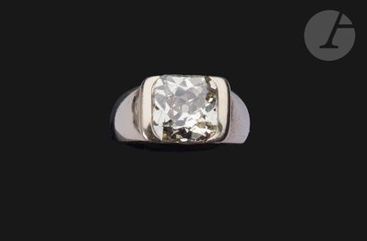 null Bague en or gris 18K (750), sertie d’un diamant coussin de taille ancienne....