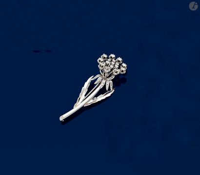 null Broche fleur en or gris 18K (750) et platine, sertie de diamants ronds de taille...