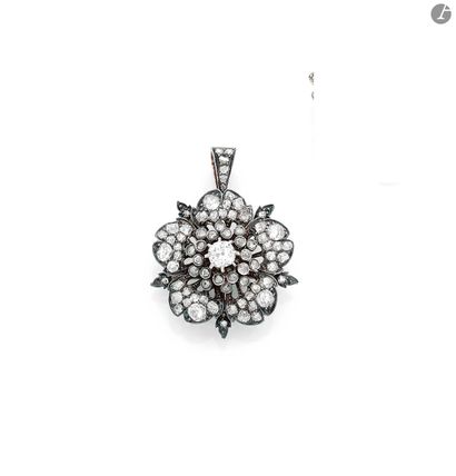 null Pendentif fleur d’églantine en argent et en or, le pistil orné d’un diamant...