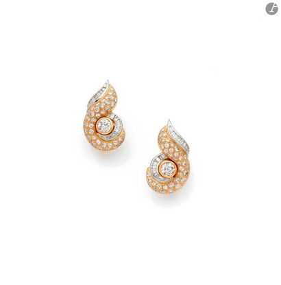 null Pair of 18K (750) gold and platinum stylized shell ear clips, set with old and...