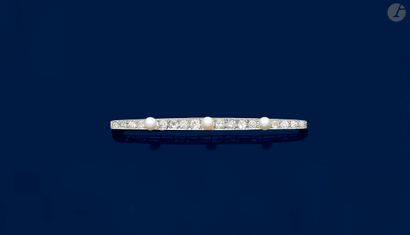 null Broche-barrette en platine, sertie de 3 perles de culture et de diamants de...