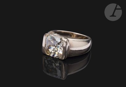 null Bague en or gris 18K (750), sertie d’un diamant coussin de taille ancienne....