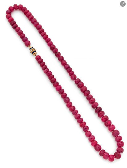 null Necklace of polyhedral "barrel" beads of falling rubies, clasp in 18K (750)...
