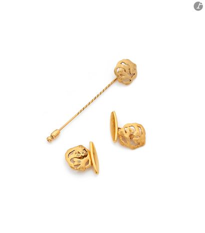 null 18K (750) gold half set including a lapel pin and a pair of matching cufflinks...