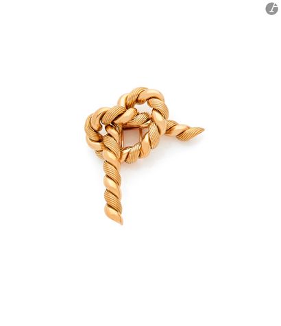 null HERMÈS{CR}Broche-clip in 18K (750) gold, with a knotted cord. Signed and numbered....