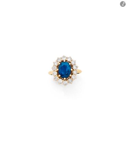 18K (750) gold ring, set with an oval sapphire...