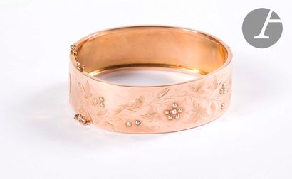 null Large bracelet en or rose 18K (750) gravé de feuillages agrémentés de demi-perles....