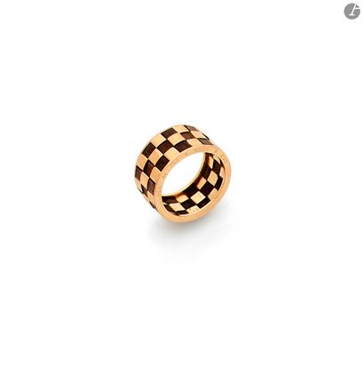 null VAN CLEEF & ARPELS. Large checkerboard ring in 18K (750) gold and amourette...