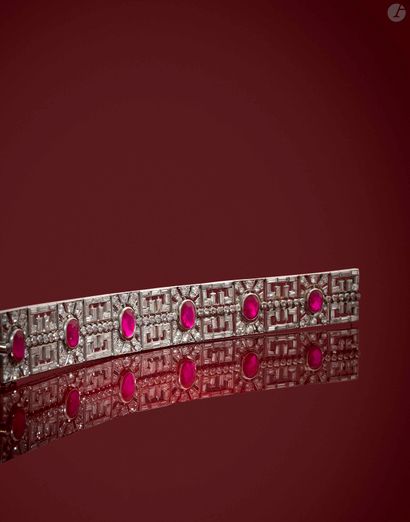 null Bracelet ruban articulé en platine repercé de motifs géométriques imbriqués...