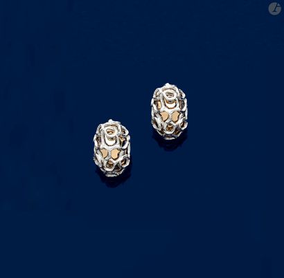 null Pair of 18K gold ear clips under a white gold mesh. Work of the 1980s. Height:...