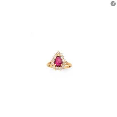 null 18K (750) gold ring, set with a drop-cut ruby surrounded and shouldered by round...