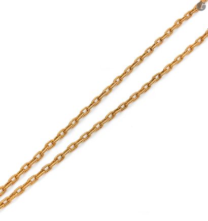 null Long necklace in 18K (750) gold braided articulated with marine links. Italian...