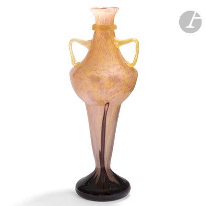 null CHARLES SCHNEIDER (1881-1953)
Série Marbré, vers 1922-24
Important vase amphore...