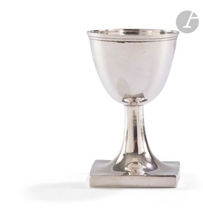 null PROVINCE 1809 - 1819
Plain silver egg cup resting on a square base extended...