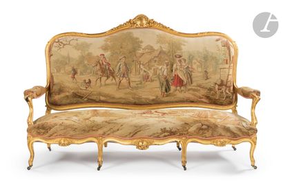 null Grand canapé en bois sculpté et doré, à haut dossier plat et mouvementé, à décor...