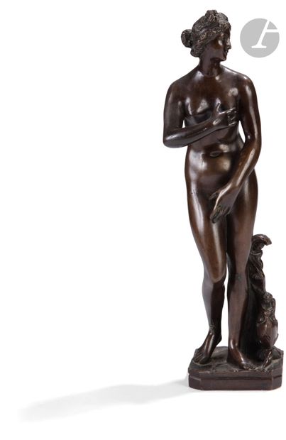 null 
Figure de Vénus en bronze à patine brune d’après l’antique ; sur un socle en...