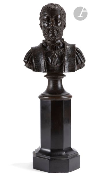 null Buste d’homme en bronze à patine brune, reposant sur un socle de marbre noir...