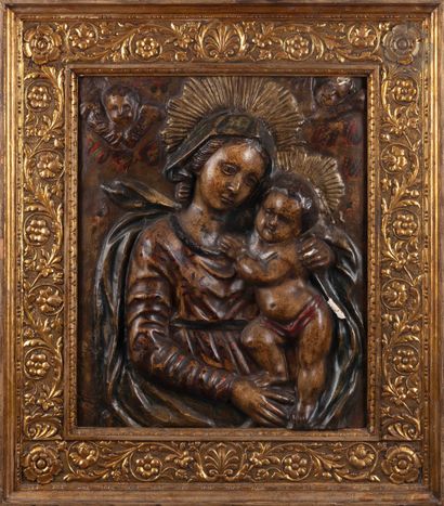 null Panneau en stuc polychrome représentant la Vierge à l’Enfant. Encadrement à...