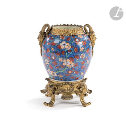 null Vase en porcelaine polychrome, à décor de fleurs sur fond bleu, la monture à...