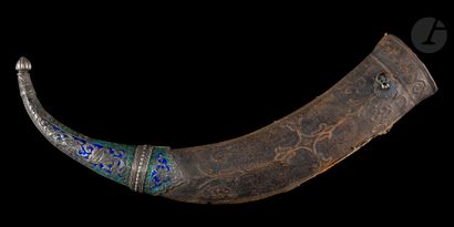 null Fourreau de jambiyya à décor émaillé, Inde du Nord, XIXe siècle
En cuir brun...