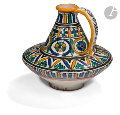 null Trois céramiques attribuées à l’atelier el-Kharraz, Tunisie, Nabeul, vers 1920-40
En...