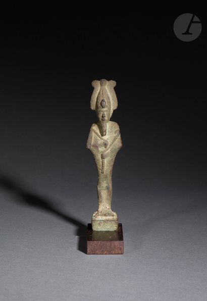 null Statuette figurant le dieu Osiris debout tenant ses instruments
Bronze à patine...
