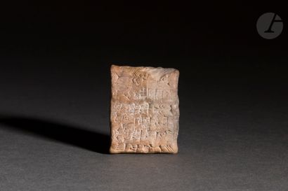 Tablette inscrite d’une inscription cunéiforme
Prêt...