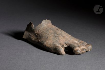 null Fragment de pied en deux parties
Bronze.
Époque romaine, III-IVe siècle 
Longueur...