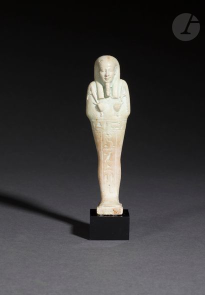 null Oushebti inscribed in T
He is wearing a tripartite wig and a false beard. 
Light...