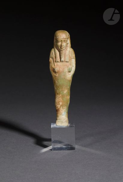 null Oushebti anépigraphe coiffé de la perruque tripartite 
Faïence verte.
Égypte,...