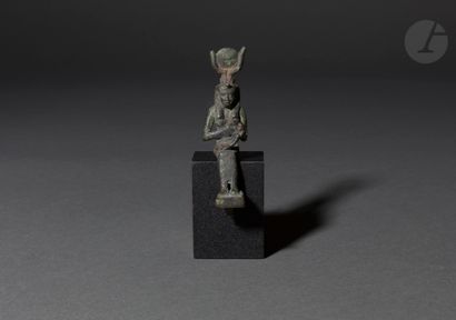 null Statuette figurant Isis allaitant Horus
Elle est coiffée du disque solaire et...