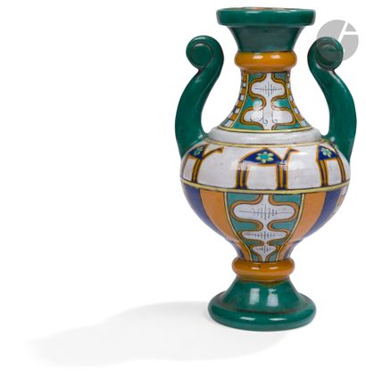 Vase de forme antiquisante de style “jmal”,...