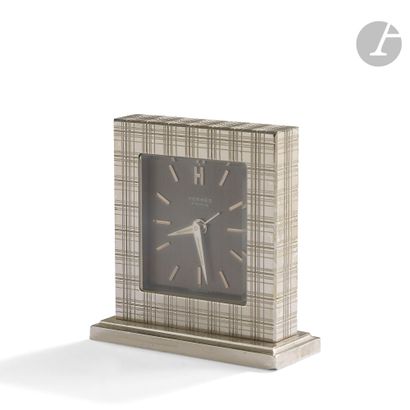 null HERMÈS PARISElegant
clock in chromed metal. The square terminal rests on a ribbed...