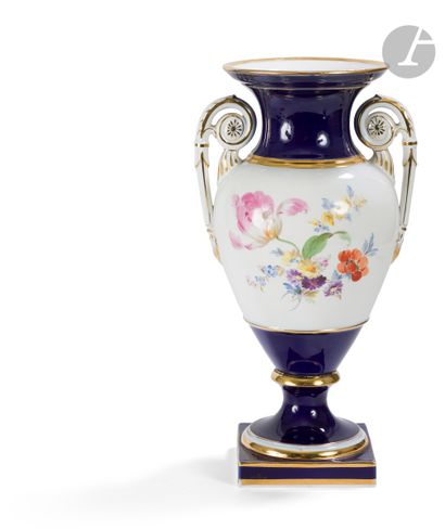 null Meissen
Vase de forme balustre en porcelaine muni d’anses à enroulements, à...
